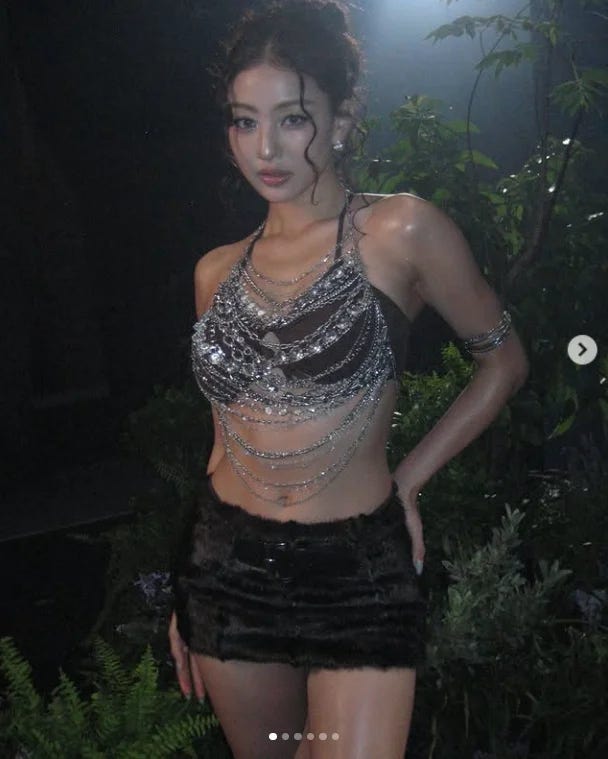 지효가 '실버 체인 홀터넥'을 입은 진짜 이유…이 사진 한 장이 트와이스 10년을 뒤집었습니....