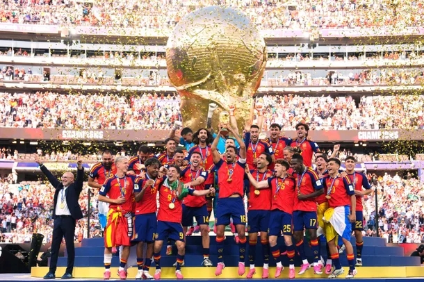 “우승 <b>사진</b>서 <b>트럼프</b> 통째로 삭제” 스페인축구협회 공식 <b>게시</b>물....