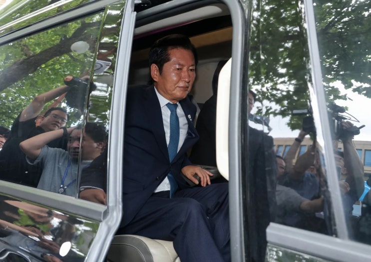 국회의원 <b>차량</b>이 '발길질'로 <b>파손</b>됐다고?…<b>정청래</b>에게 대체... 