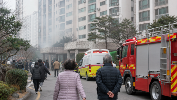 <b>압구정 한양아파트</b> 불, 4월에도 같은 단지에서 <b>화재</b> 있었다