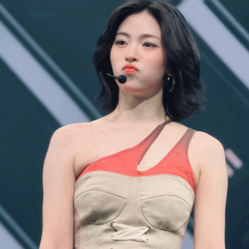 "1000만뷰까지 터졌다.." 보기 흉했다던 있지 류진 점프수트 논란 패션