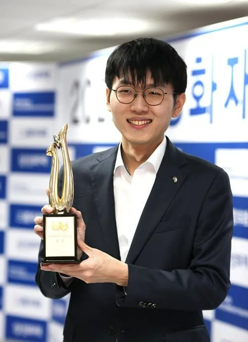이세돌 이후 10년 만의 쾌거! 신진서 9단, 바둑 AI 카타고 꺾고 극적 역전승 (치수·상금 총정리....