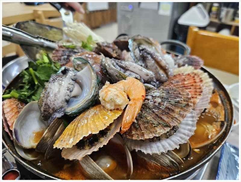 통영맛집 살아 움직이는 전복과 돌문어가 올라오는 해물탕 식당