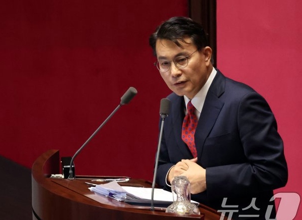 <b>종합특검 연장법</b> 필버 9시간째 여야 '정면충돌'