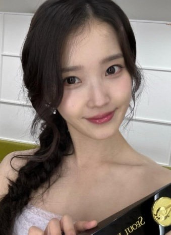 “공연이 너무 하고 싶다”…아이유, 결국 컴백 미룬 안타까운 이유