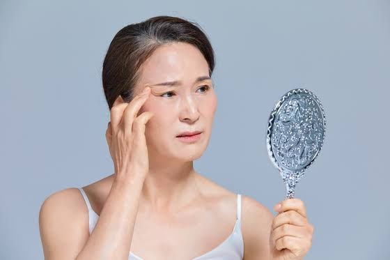 매일 밤 이것만 발랐더니 주변에서 무슨 짓 했냐고 묻네요.10년동안.기미.주름 관리법