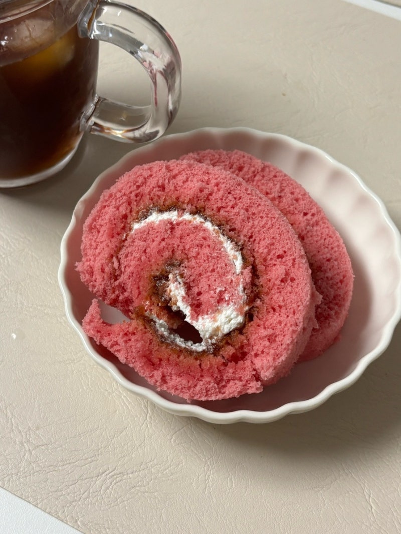 [파리바게트] 산딸기듬뿍롤케익 : 선물로 주고 받기 좋은 롤케익 가격 및 칼로리