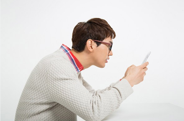 뻐근한 목 통증과 두통! 거북목, 일자목 원인과 경추관리법