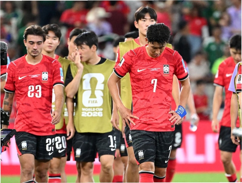 충격! 4년 만의 굴욕, 한국 축구 FIFA 랭킹 32위 추락…홍명보 감독 시대의 아쉬운 성적표