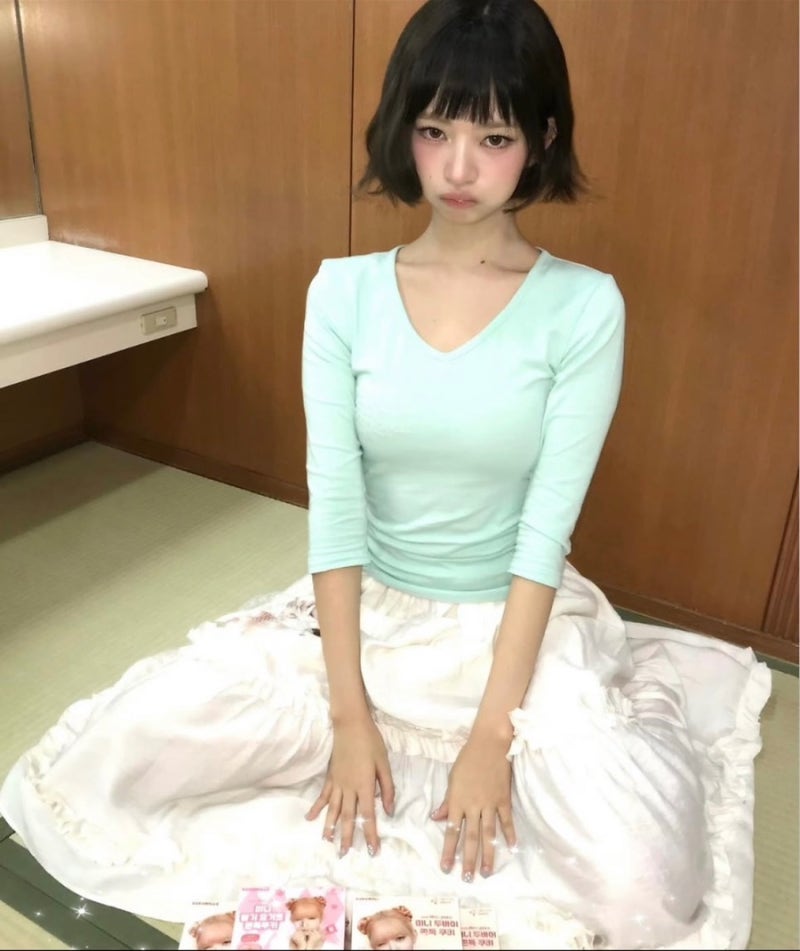 Get the Look: IVE Rei's Mintcore & Capri Pants for a Trendy Summer