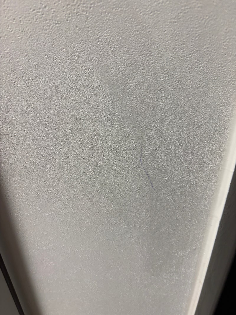 [일상] 생활 꿀팁 : 실크벽지 볼펜 자국 지우는 법_물파스·알코올 실패 후 곰팡이젤로 완벽 ....