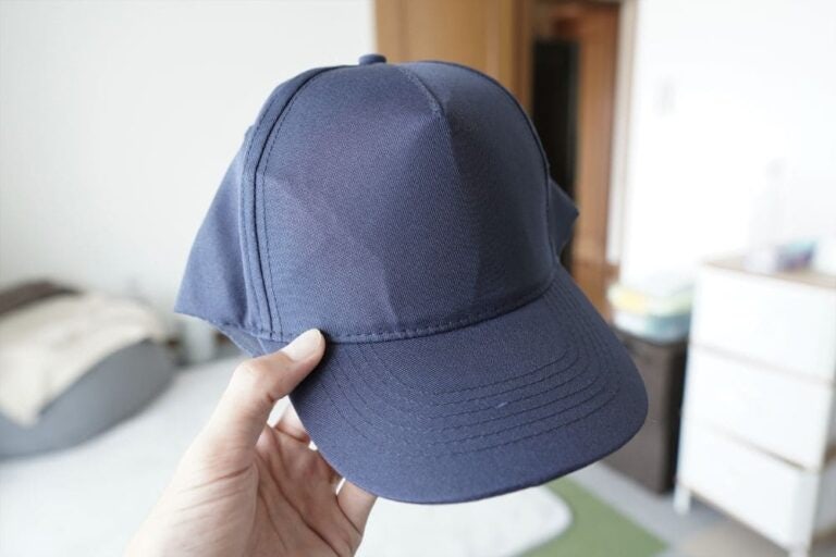 모자, 이제 세탁기에 넣지 마세요! 비닐팩 하나로 땀 냄새 싹 잡는 초간단 세탁법
