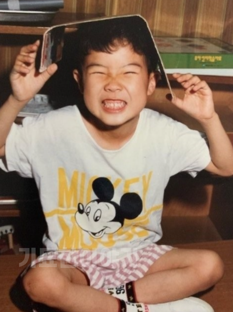"지금 쌍꺼풀 없는 눈 유행이야.." 전 여자친구 한마디에 인생이 바뀐 천만 배우 비하인드 스....