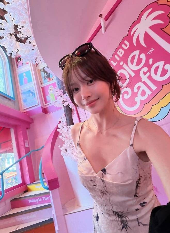 수묵화 한 폭을 품은 듯한 청초함! 한보름 보스턴 여행 흑백 스트랩 롱 원피스 룩 (휴양지 원....