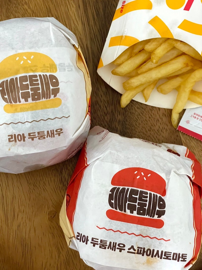 롯데리아 신제품 리아두툼새우버거 후기! 가격• 맵기 기본 vs 스파이시토마토 뭐가 더 맛있....