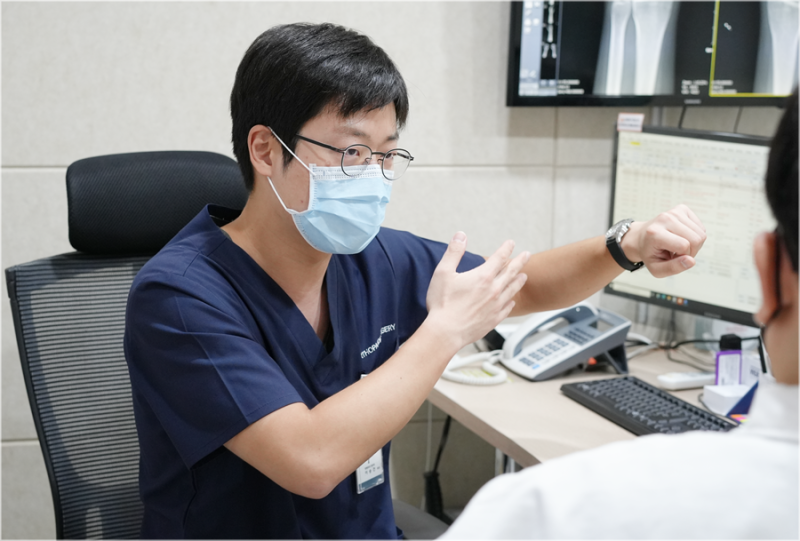 "골프 안 쳐도 아파요" 팔꿈치 안쪽 통증, 골프엘보 증상부터 확실한 치료법까지