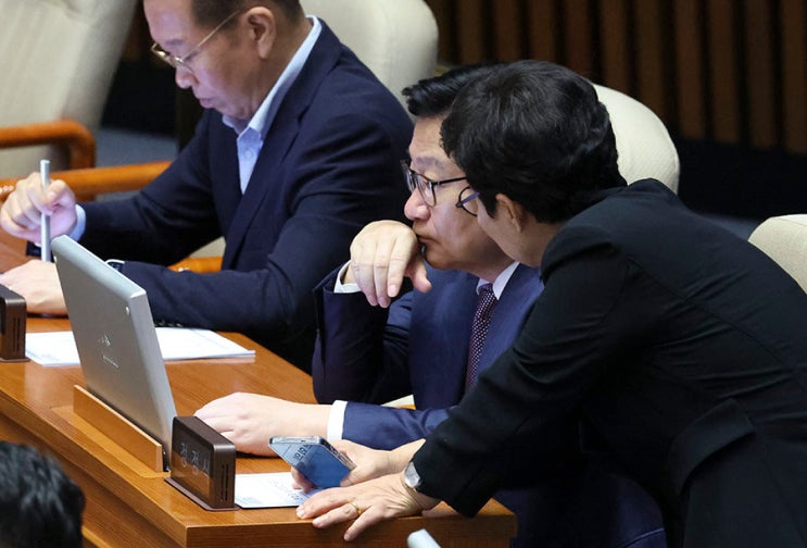 "원내대표 멱살 잡은 <b>권영진</b>"… 국힘 내부 "구태 폭력정치" 맹폭