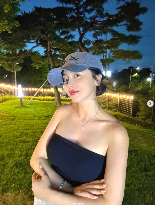 "잠깐 이게 그 임신설 주인공..?" 청바지 한 장으로 소문 다 뒤집은 홍진영 '몸매 위엄'