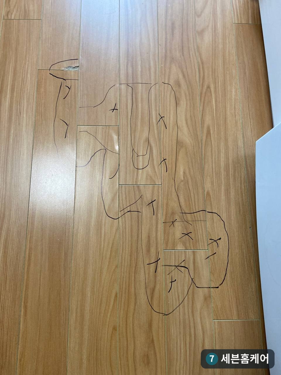 안양 강화마루 물먹음 부풀음, 손상부 제거 후 시트지 복원 사례