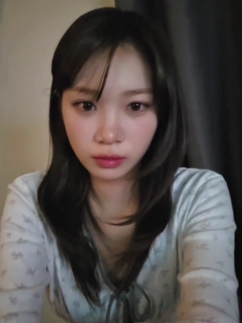 LE SSERAFIM Kim Chaewon's Fashion Info from Weverse Live / SINOON