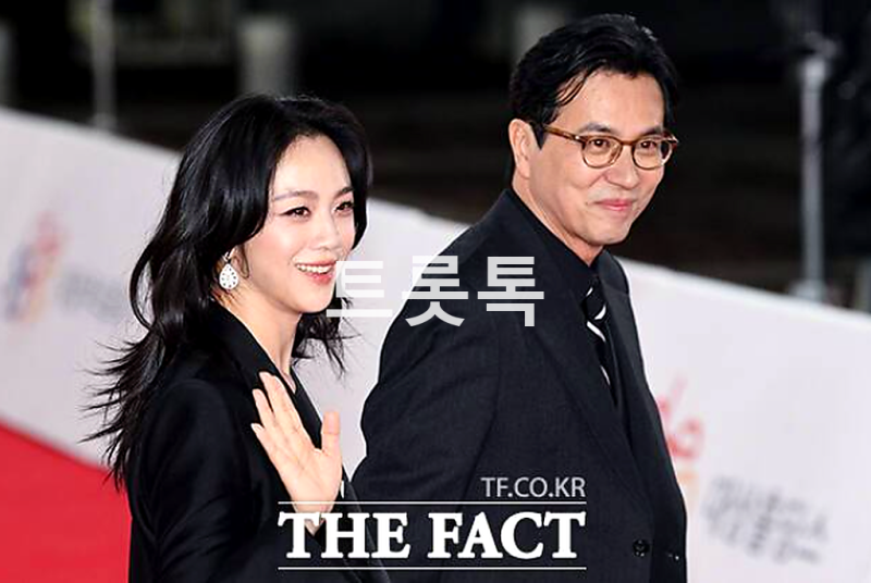 첫째 낳은 지 10년 만입니다… 탕웨이가 공개한 네 사람의 손