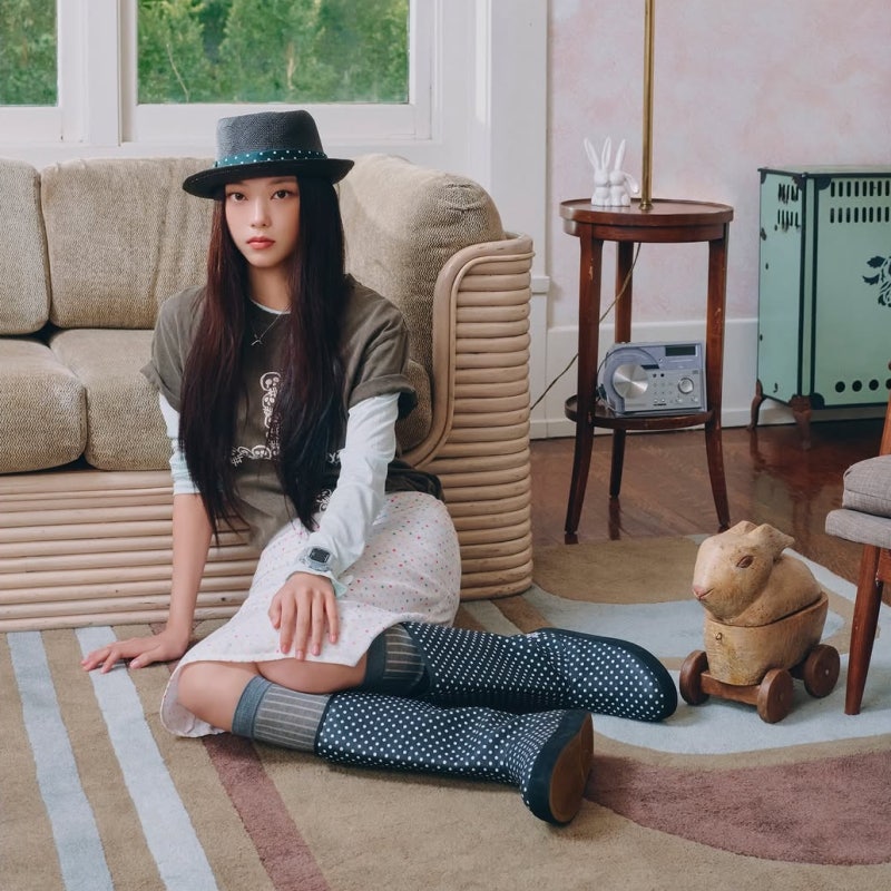 뉴진스 해린 패션, 인스타그램 화보 속 착용한 레인부츠 신발 어디꺼? / 사파리스팟 (Safarispot)