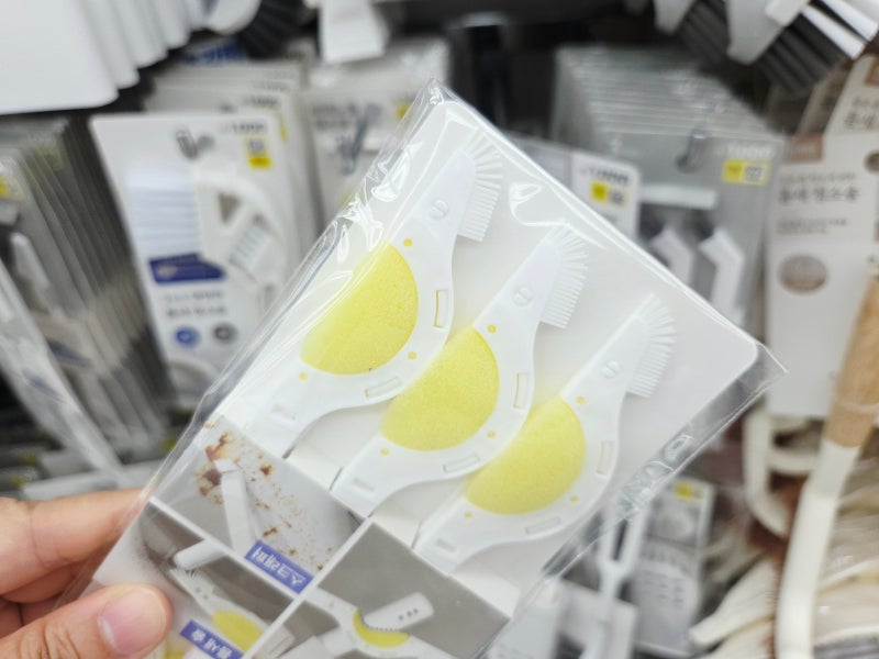 왜 이제 알았지? 천원으로 틈새 청소 끝내는 다이소 청소용품 3가지