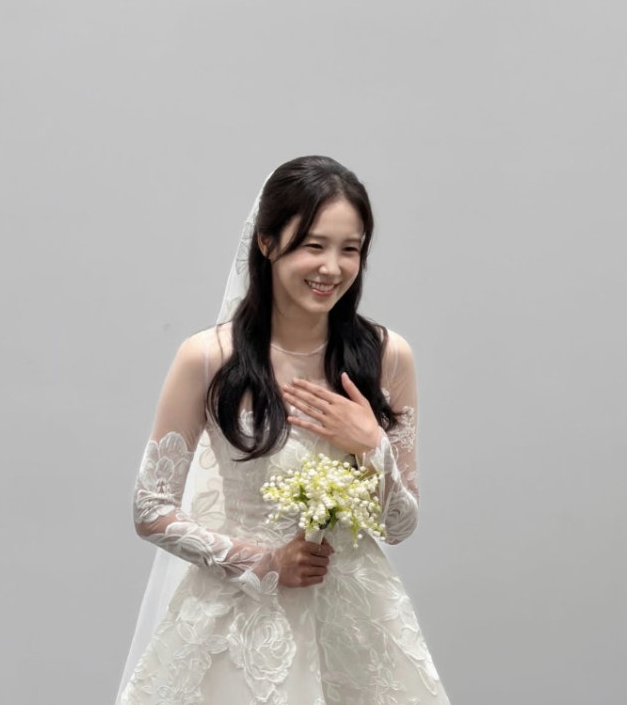 장예원, 웨딩드레스 자태에 팬들 '깜짝'... 알고 보니 촬영 때문?