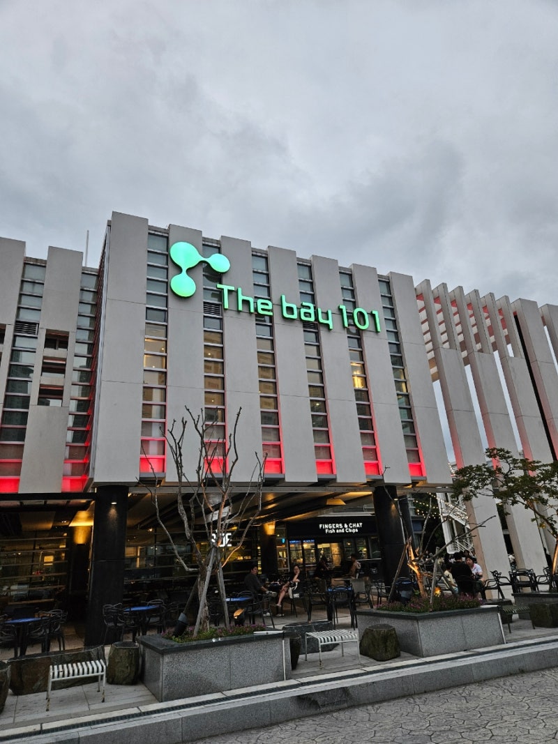 부산 야경과 함께 맥주를 마실 수 있는 더베이101 핑거스앤챗