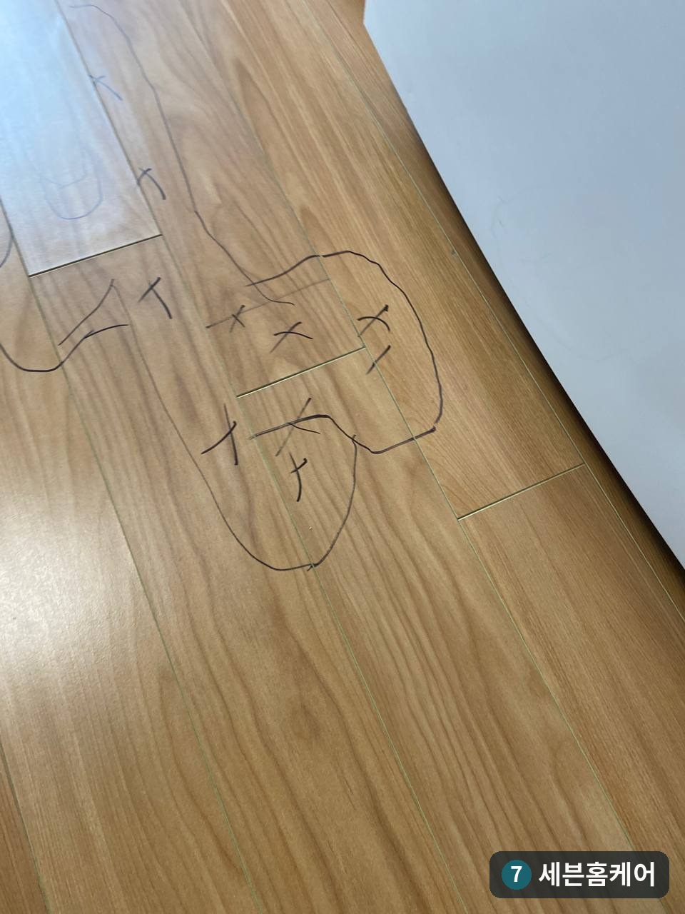 안양 강화마루 물먹음 부풀음, 손상부 제거 후 시트지 복원 사례