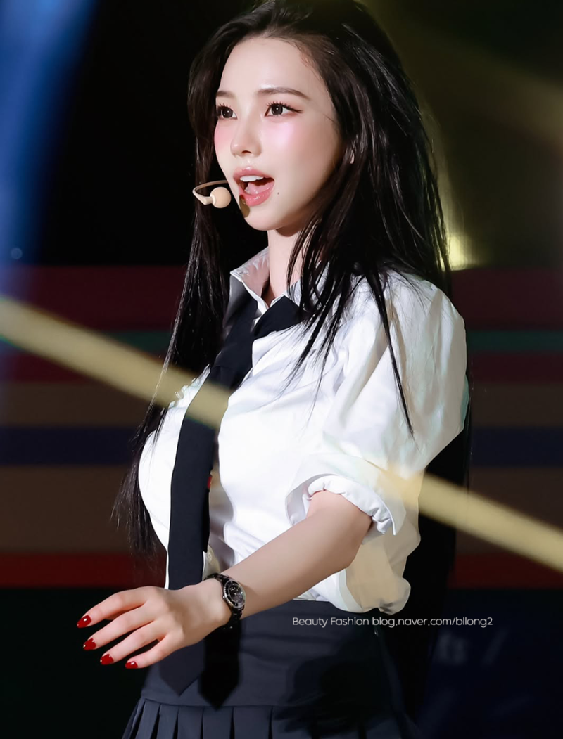 살크업하고 레전드 찍은 카리나 스쿨룩