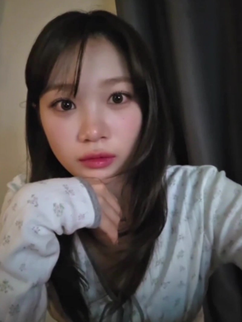 What Top Did LE SSERAFIM Kim Chaewon Wear in Her 220726 Weverse Live? It's SINOON!