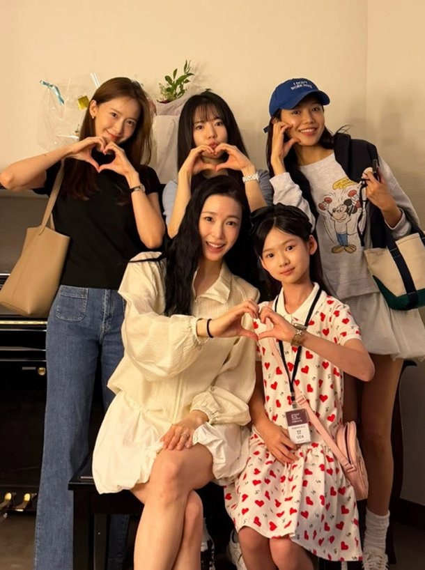 소녀시대 써니 근황 공개, 뮤지컬 응원 현장서 끈끈한 의리 증명