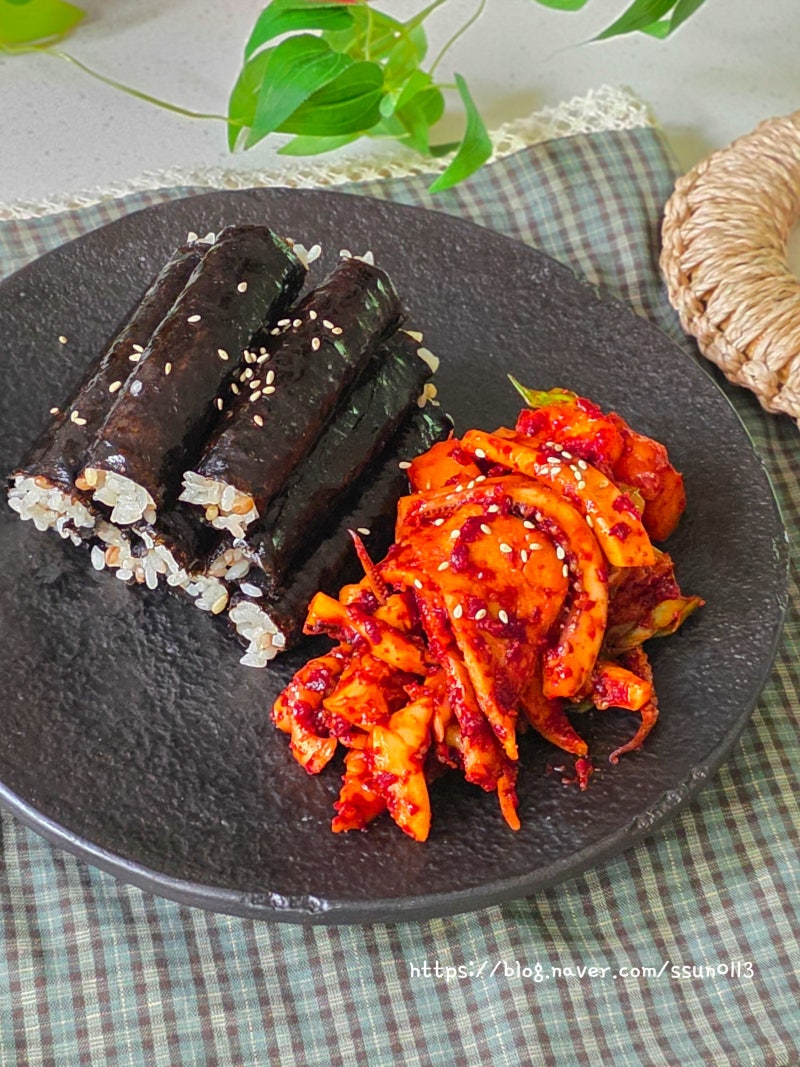 더운 날씨에 간단하게 한끼 충무김밥 레시피 오징어무침 치킨무활용