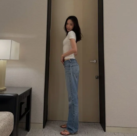손나은 김부장 정상아 근황, 흰 티·데님으로 완성한 꾸안꾸 패션