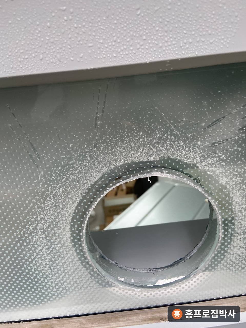 수원 장안구 상가 유리 80파이 타공, 에어컨 배관 구멍 작업 기록