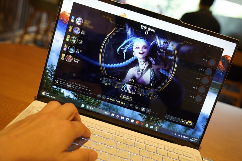가벼운 슬림 노트북의 편견을 깨다! Lenovo 2026 Yoga Slim 7 Ultra Aura Edition으로 프리미어 프로 4K 편....