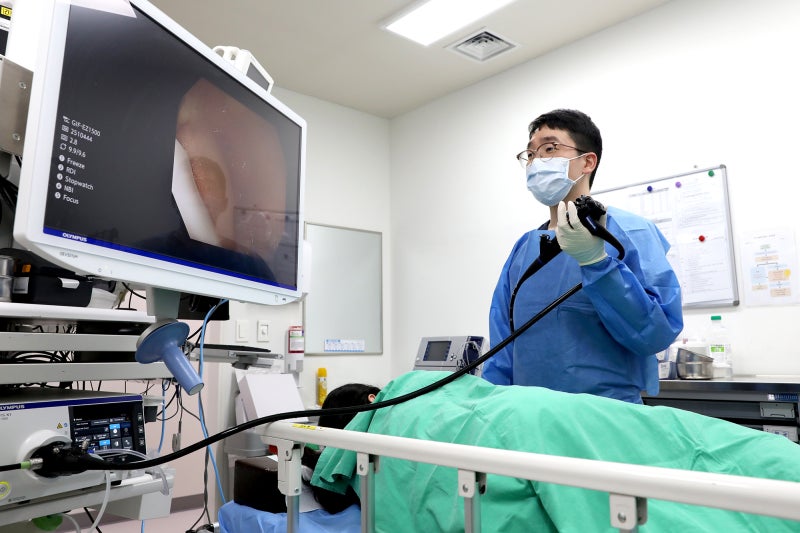 "‘수술 어려운 90세 환자’ 수술 없이 내시경으로 위궤양 천공 치료 성공" 세계적인 국제학....