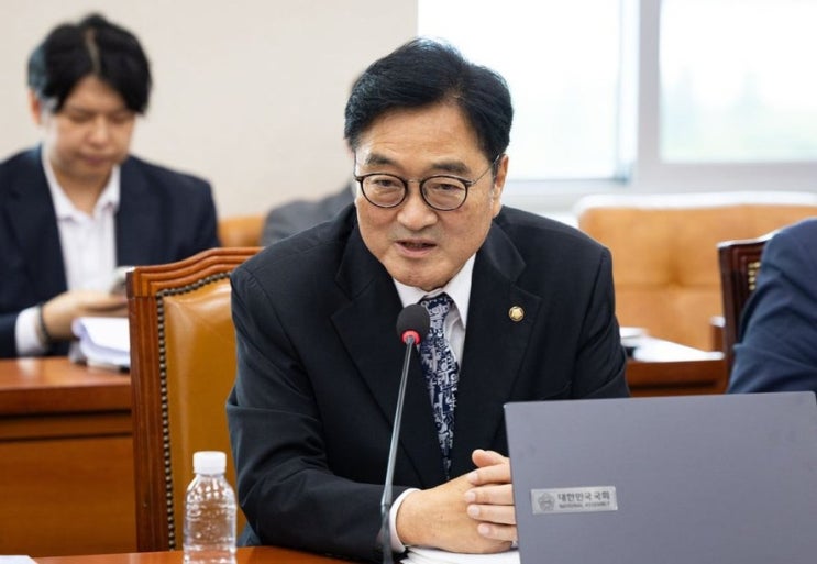 한 번 나갈 때마다 5억9천만원…국회의장 부부동반 출장 82억이 던진....