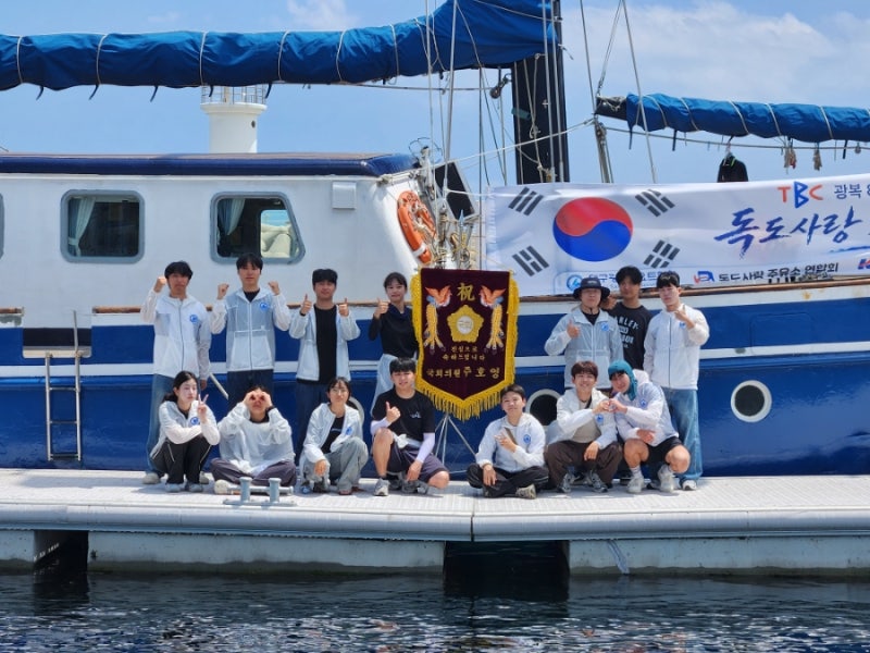 [현장] 주호영 국회의원 축하 깃발, 울진 후포항까지 도착...독도 향하는 청년들과 극적 조우 ....