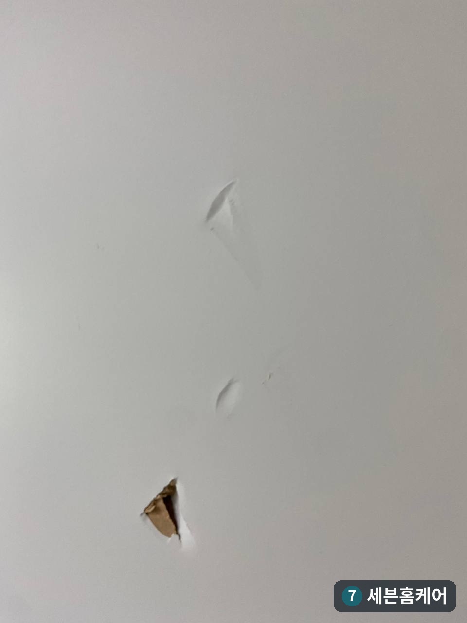 수원 팔달구 안방문 구멍 보수, 퍼티 메꿈 후 시트지 복원 과정