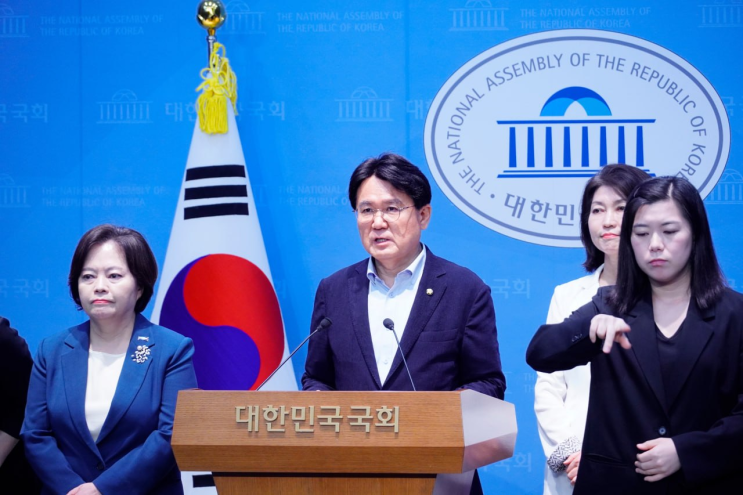 <b>조국혁신당</b> 의원 11명...청주지검 검사·검찰공무원 공수처 고발
