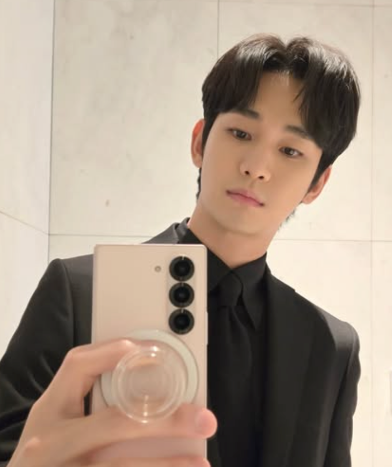 김수현 팬들 또 사고쳤다? 초록우산에 아동 티셔츠·모자 3,800개 통 큰 기부