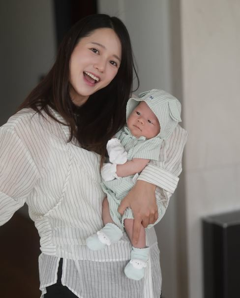 ‘13남매’ 장녀 남보라, 출산 38일 만에 ‘한 손 번쩍’? 동갑내기 남편도 놀란 육아 고수의 ....