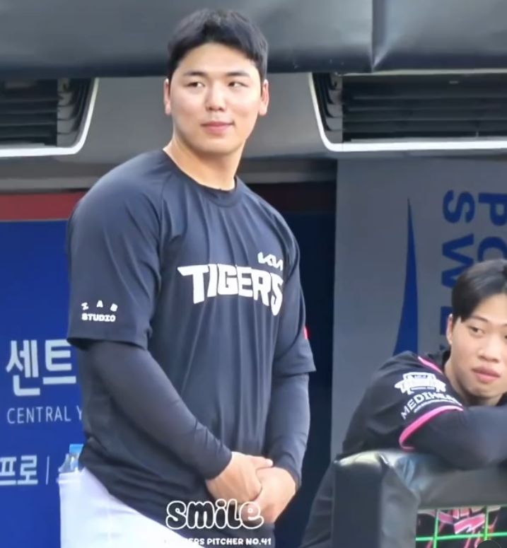 선수들이 계속 쳐다본 이유.. 반응 폭발한 채령 시구패션