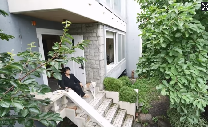Dawn's House on I Live Alone: Everything About Singer Dawn's Assets, Home, and Income - 4 Years of Solo Living in a Detached House Neighborhood
