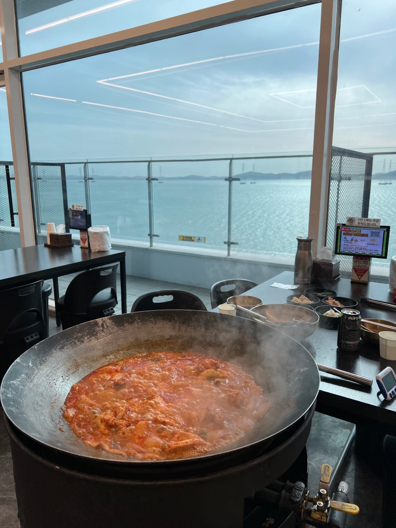[오이도 거북섬 맛집] 솥뚜껑에 푸짐한 닭볶음탕! 점심먹기 좋은 오션뷰맛집 "연평도 꽃게품....