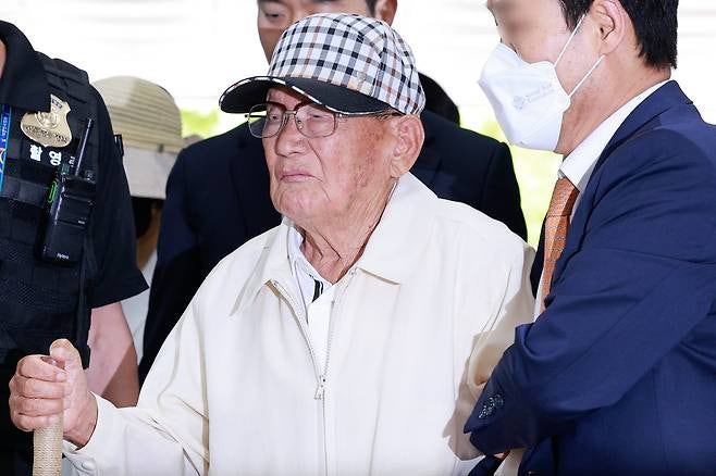 신천지 <b>이만희</b> 총회장, 75억 원대 세금 <b>포탈</b> 혐의 추가 기소... 