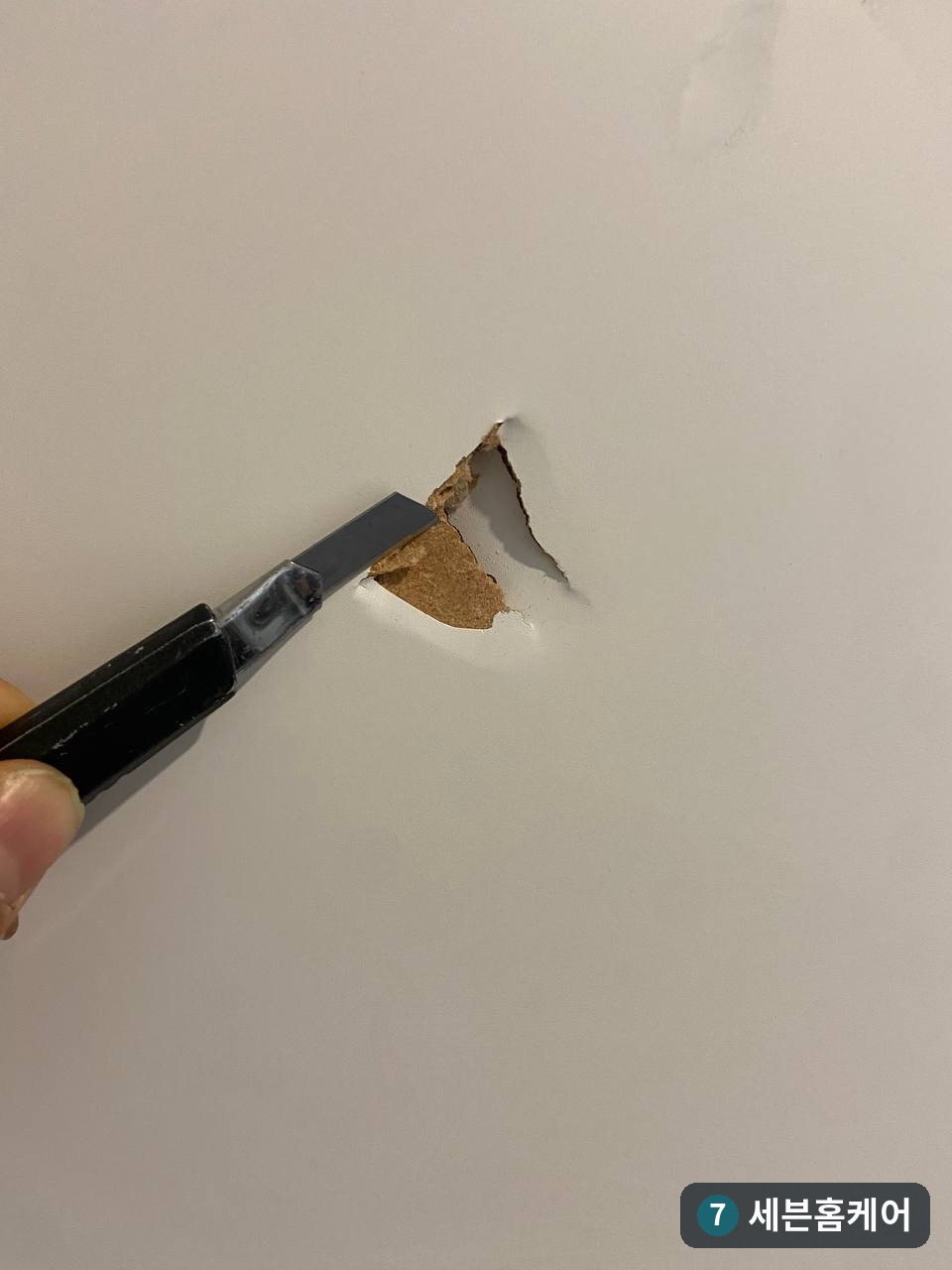 수원 팔달구 안방문 구멍 보수, 퍼티 메꿈 후 시트지 복원 과정