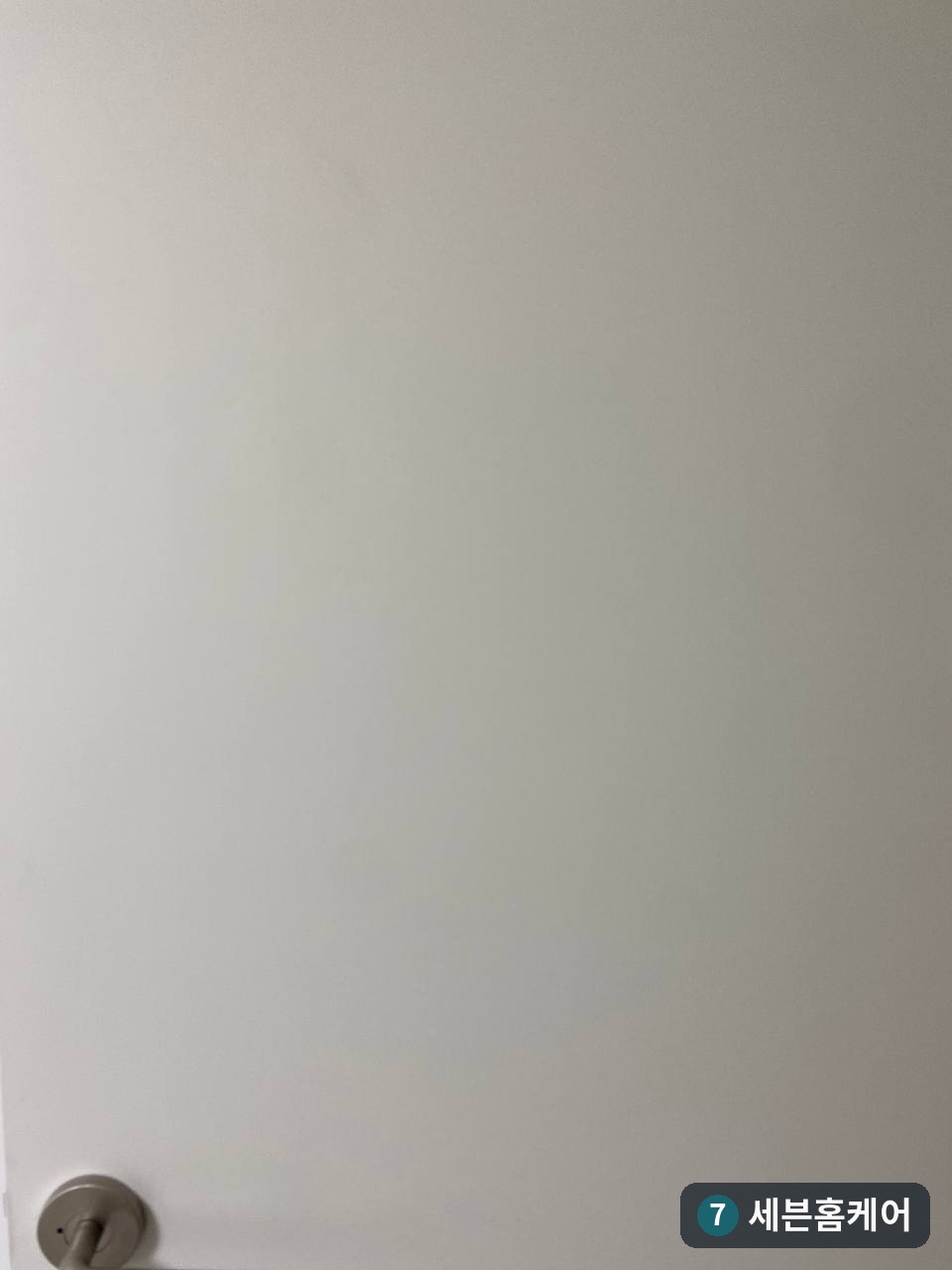 수원 팔달구 안방문 구멍 보수, 퍼티 메꿈 후 시트지 복원 과정